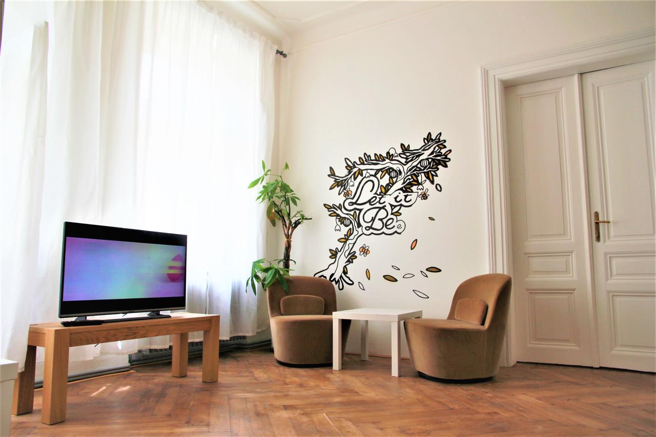 The Republic Garden Hostel Prága Kültér fotó