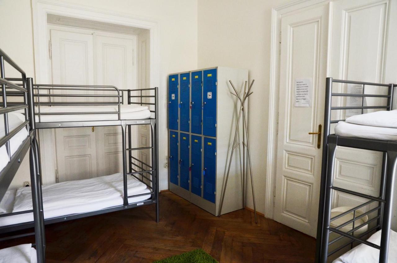 The Republic Garden Hostel Prága Kültér fotó