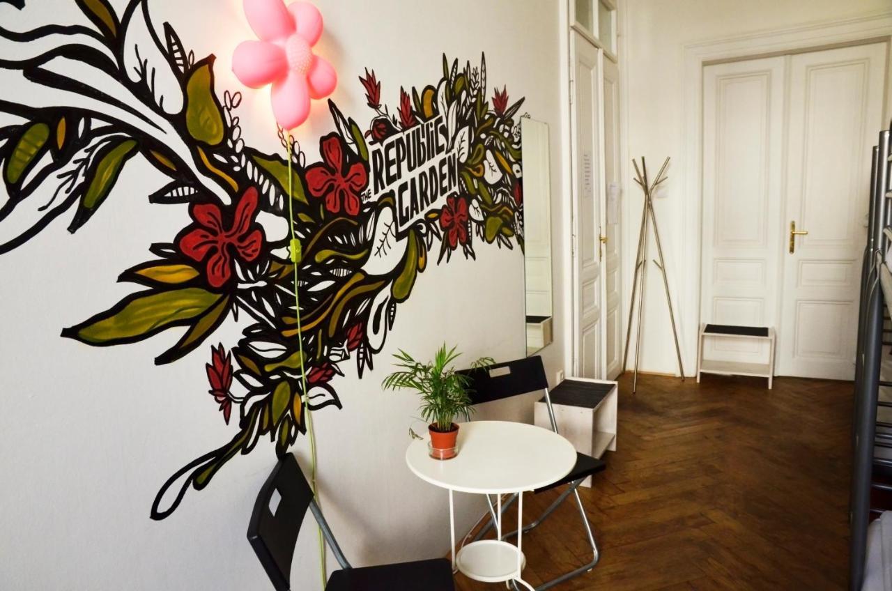 The Republic Garden Hostel Prága Kültér fotó