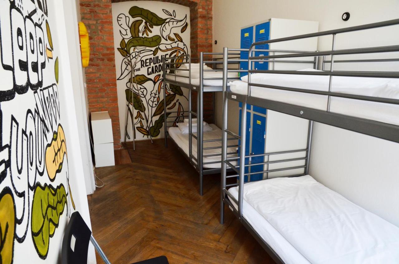 The Republic Garden Hostel Prága Kültér fotó