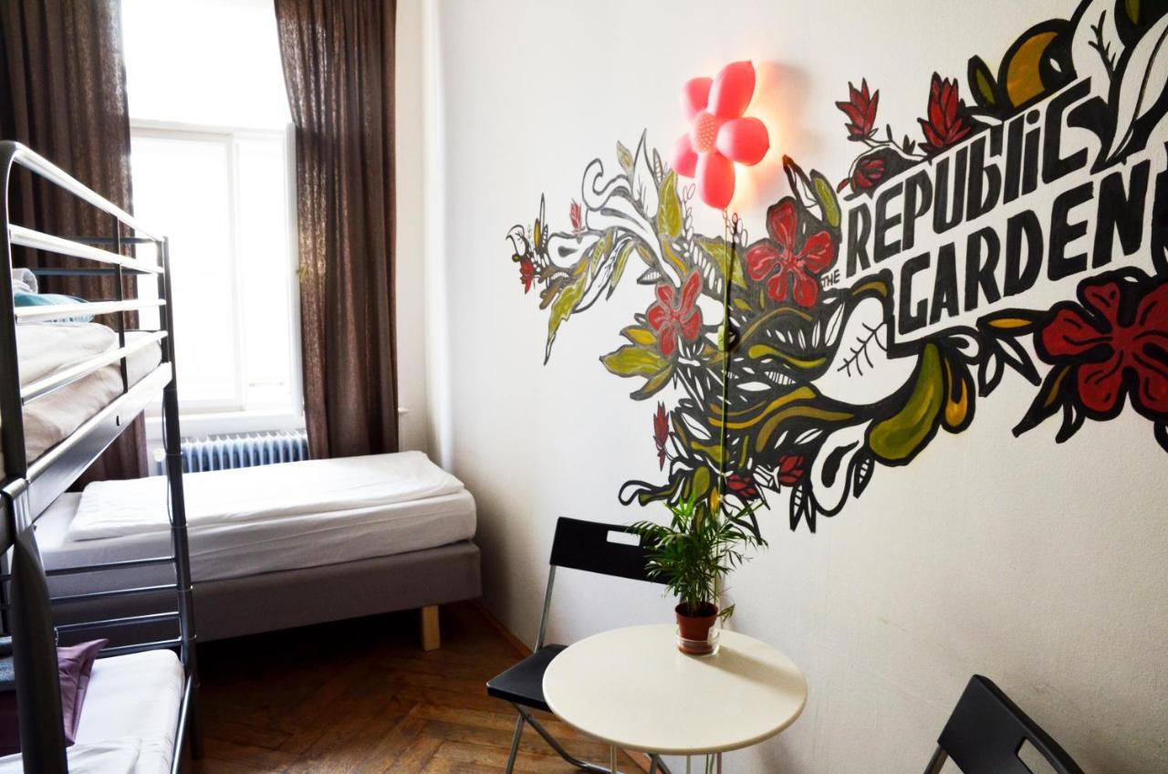 The Republic Garden Hostel Prága Kültér fotó