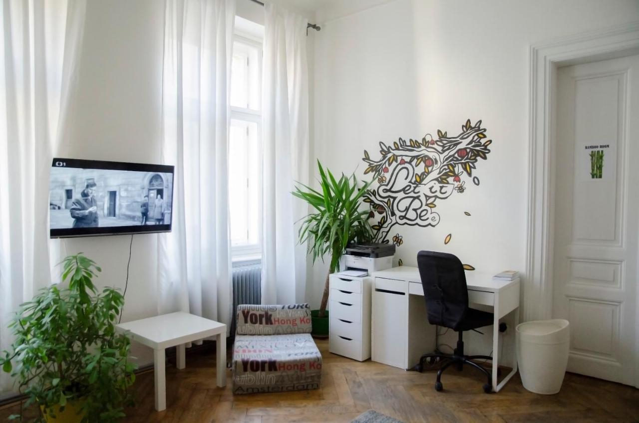 The Republic Garden Hostel Prága Kültér fotó