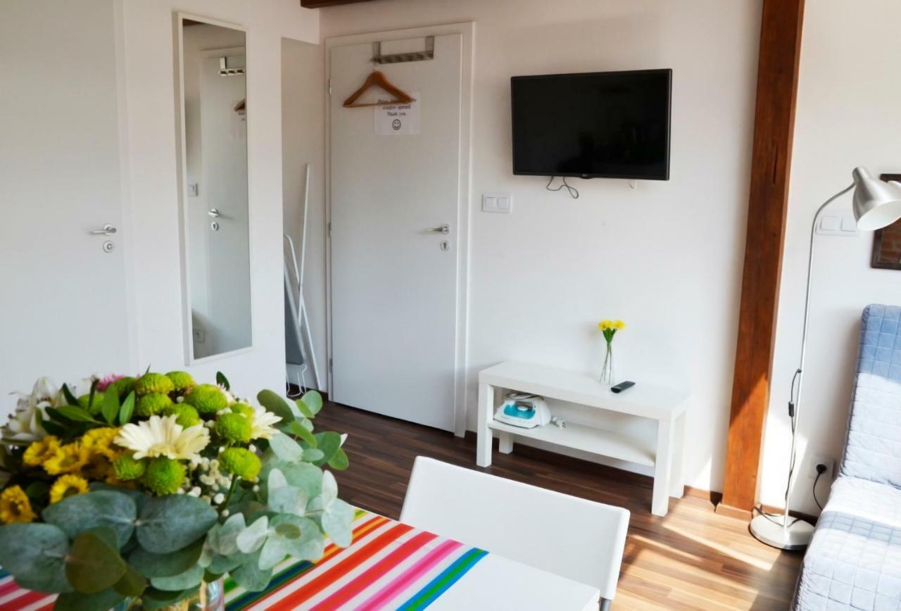The Republic Garden Hostel Prága Kültér fotó